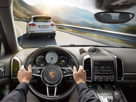 Adaptive cruise control with Porsche Active Safe (PAS)